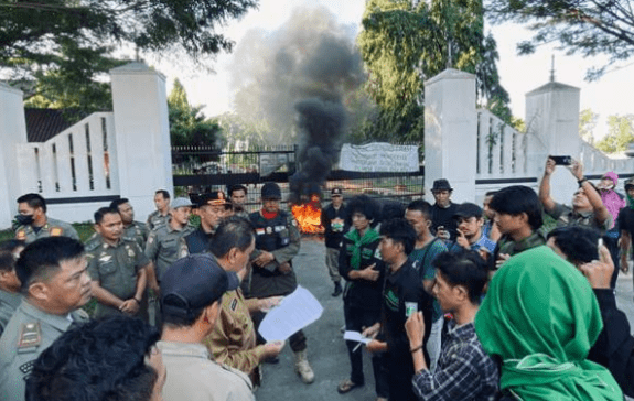 Demontrasi IPMIL Raya UMI di depan Kantor Bupati Luwu, Selasa (12/05/2024)