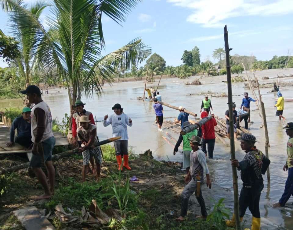 Warga Desa Pombakka Kecamatan Malangke Barat bergotong royong perbaiki tanggul rusak