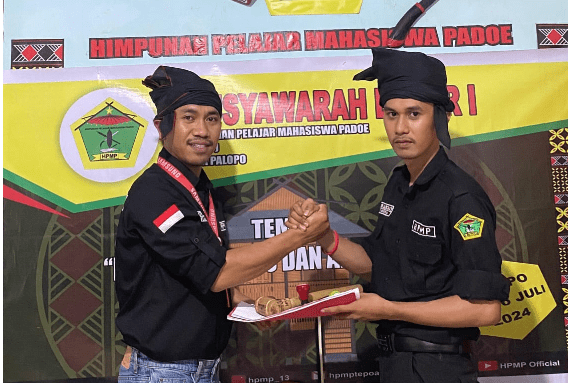 Ketua Umum Himpunan Pelajar Mahasiswa Padoe (HPMP) Demisioner Haerul Ansar bersama Ketua Umum HPMP yang baru, Muh. Fahri Al-Rijali (Foto: Dok pribadi)