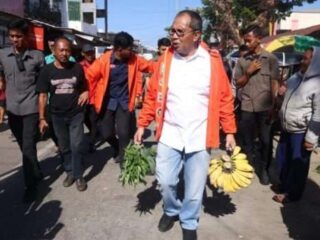 Blusukan di Pasar Sentral Pangkep, Danny Berdialog Hingga Borong Sayur Pedagang