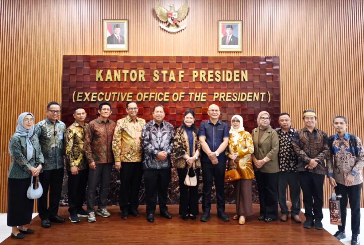 Ketua BPW KKLR Sulsel Hasbi Syamsu Ali bersama KSP Jenderal Purn Dudung Abdurachman